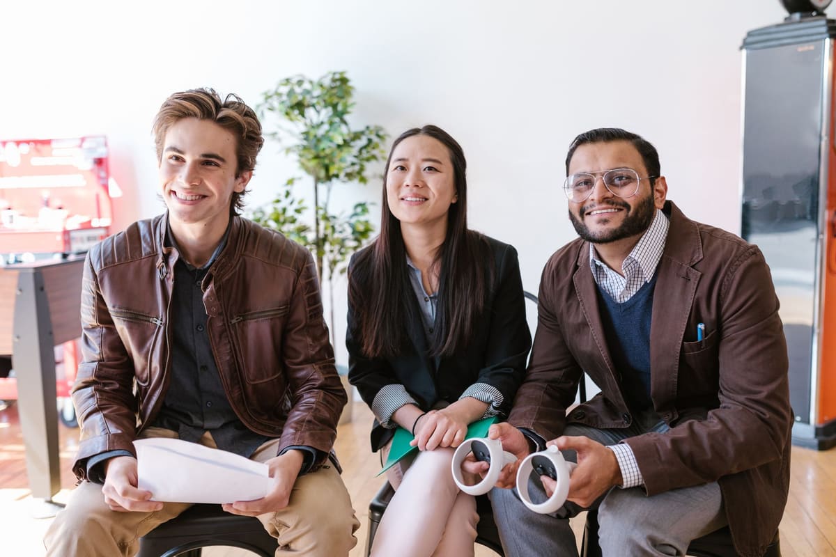 Tres emprendedores sonrientes en su nueva empresa