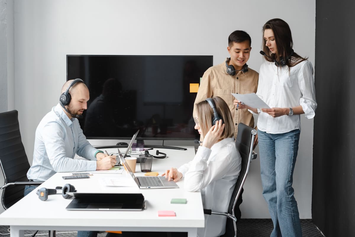 Equipo de empleados trabajando en una oficina