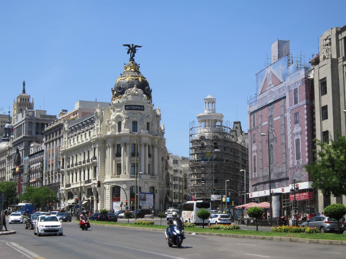 Edificio Metrópolis al inicio de la Gran Vía de Madrid