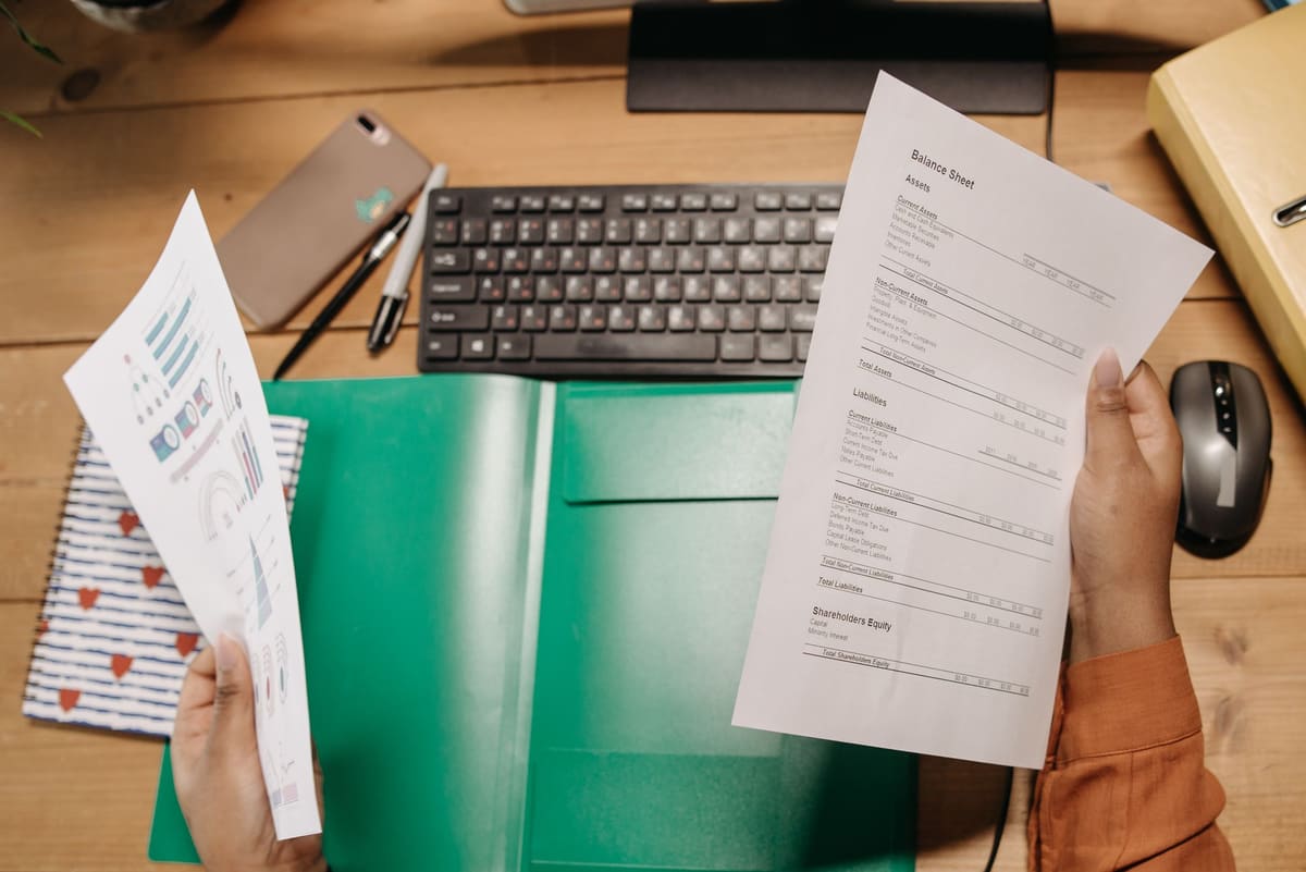 Informes contables impresos sobre un escritorio de trabajo