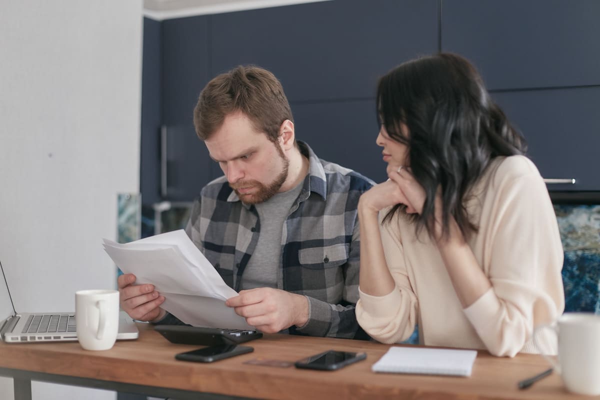 Pareja revisando su declaración de la renta en casa