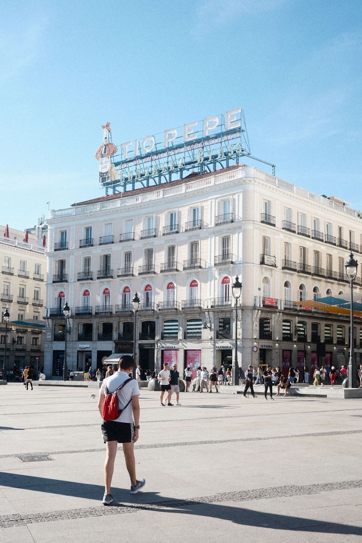Persona cruzando la Puerta del Sol de Madrid