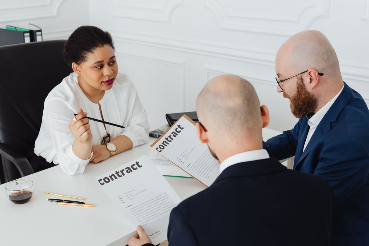 Socios revisando el contrato de constitución de su sociedad